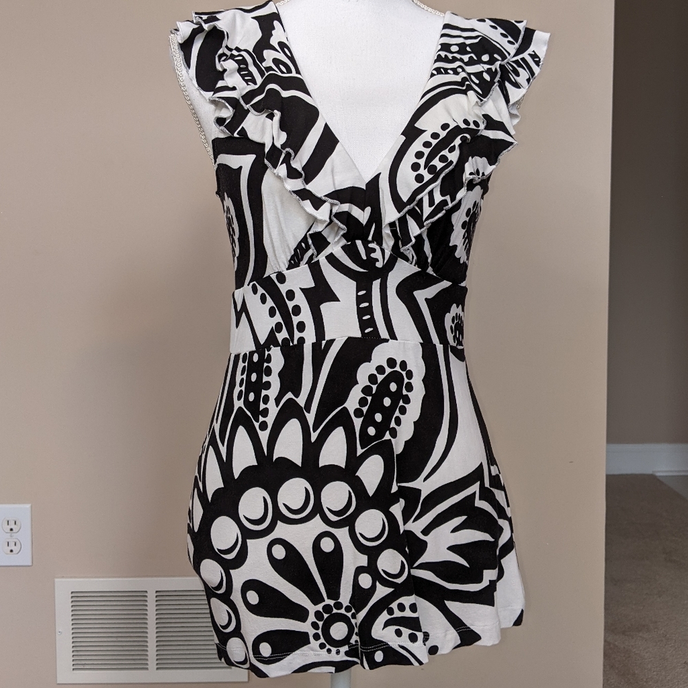 WHBM black & white graphic design  top with ruffle MEDIUM